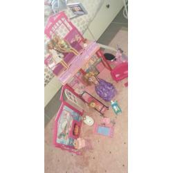 Barbie inklapbaar huis.. met scooter.. barbies.. enz