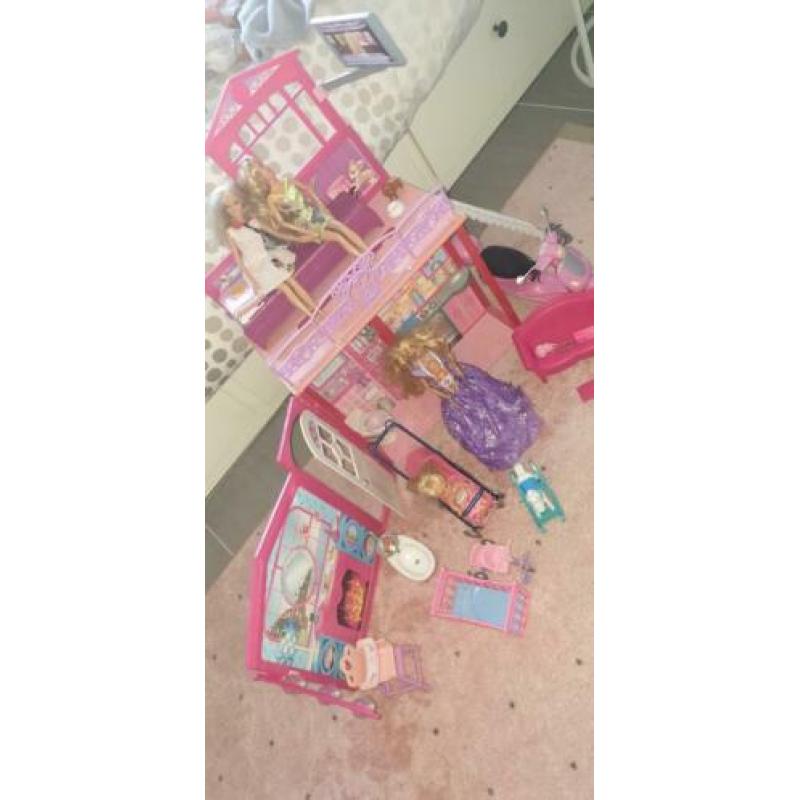 Barbie inklapbaar huis.. met scooter.. barbies.. enz