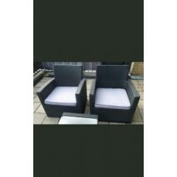 Loungeset bankje, twee stoelen en tafel
