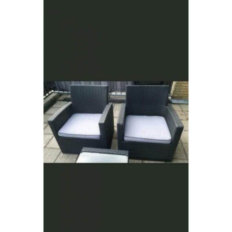 Loungeset bankje, twee stoelen en tafel