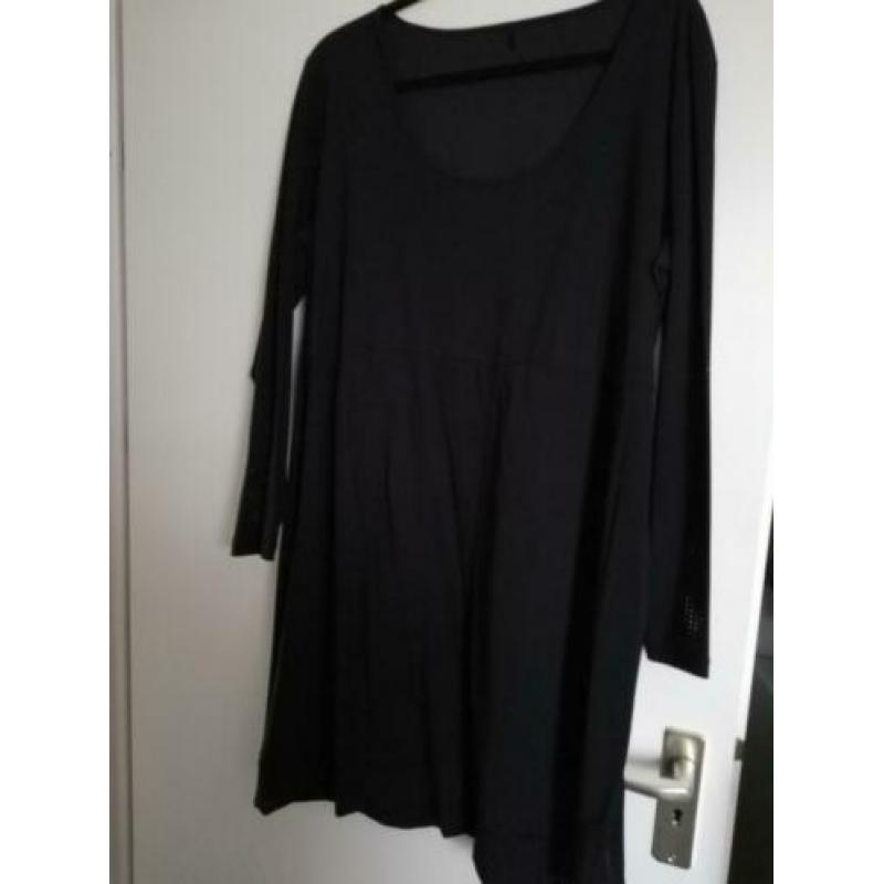 Te Koop: PLUS BASICS Jurk, mt 48. Zwart. (J-365).