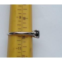 Zilveren ring met onyx steentje.
