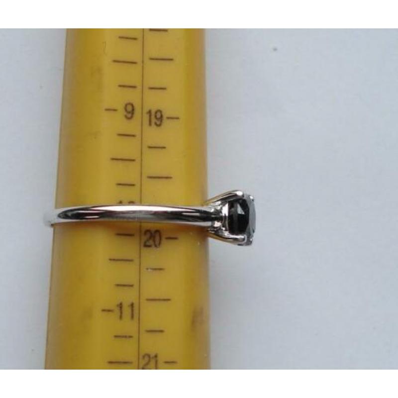 Zilveren ring met onyx steentje.