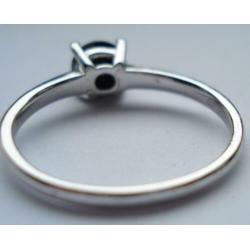 Zilveren ring met onyx steentje.
