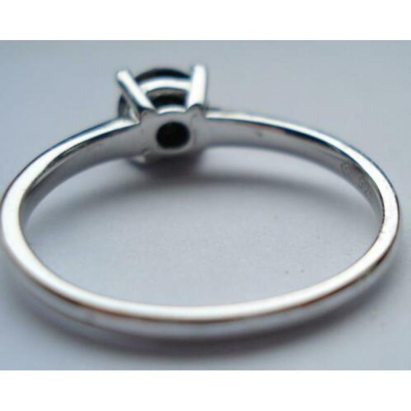 Zilveren ring met onyx steentje.