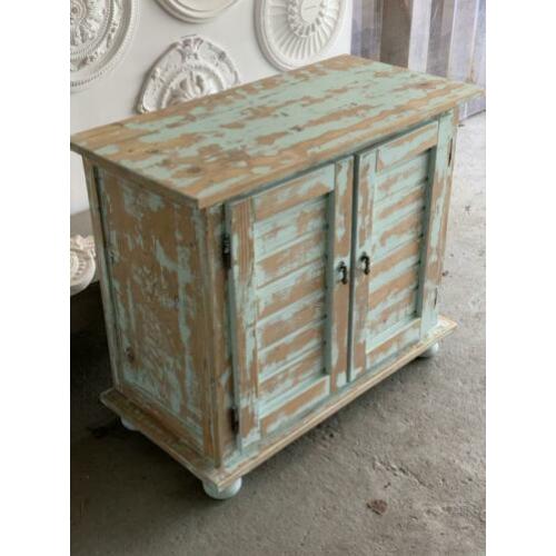 Vintage kast met planken