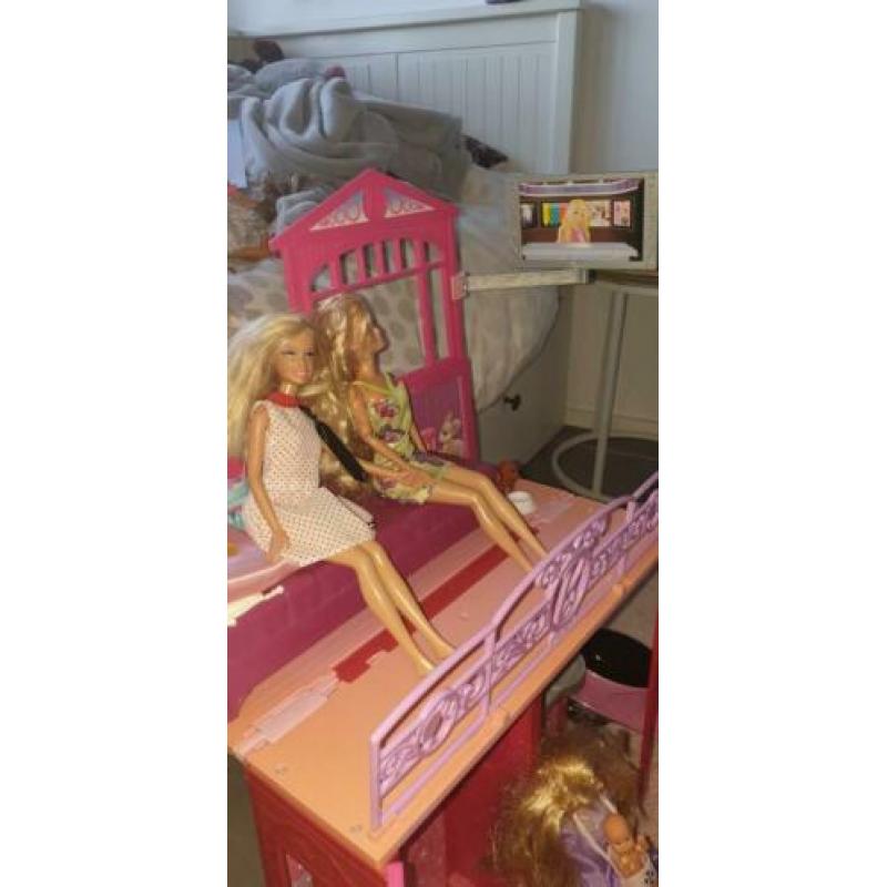 Barbie inklapbaar huis.. met scooter.. barbies.. enz