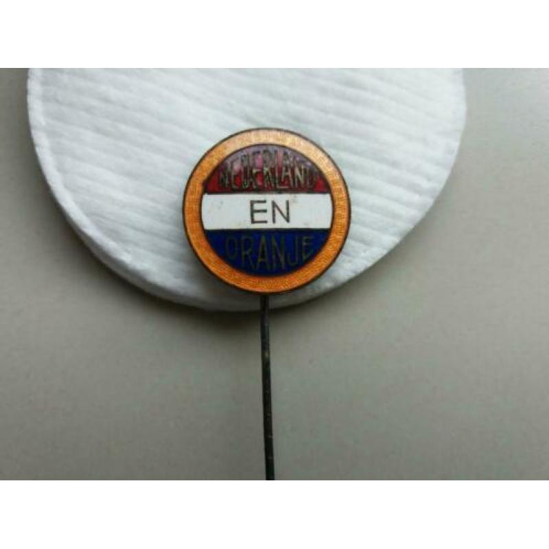 3 geemailleerde oranjespeldjes .