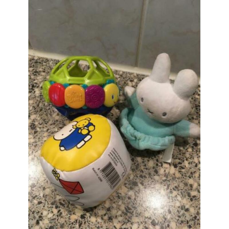 Baby knuffels schoentjes Nijntje bal speelgoed enzz