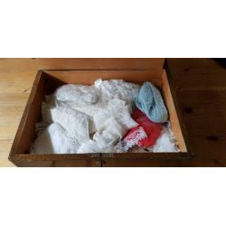 Oud houten naaikistje met inhoud