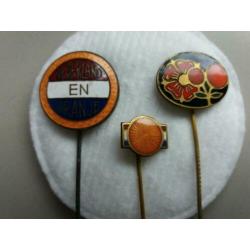 3 geemailleerde oranjespeldjes .