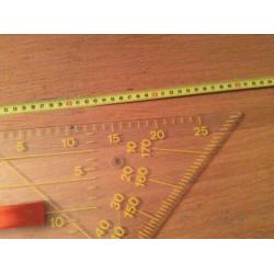 Geodriehoek voor schoolbord. Dus heel groot.