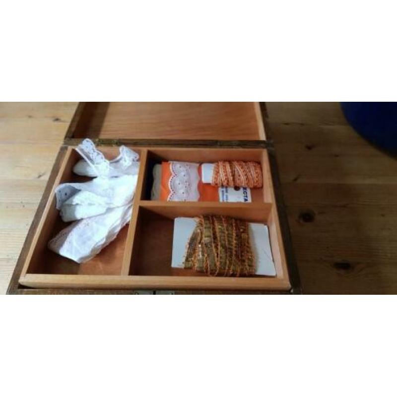 Oud houten naaikistje met inhoud
