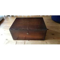 Oud houten naaikistje met inhoud