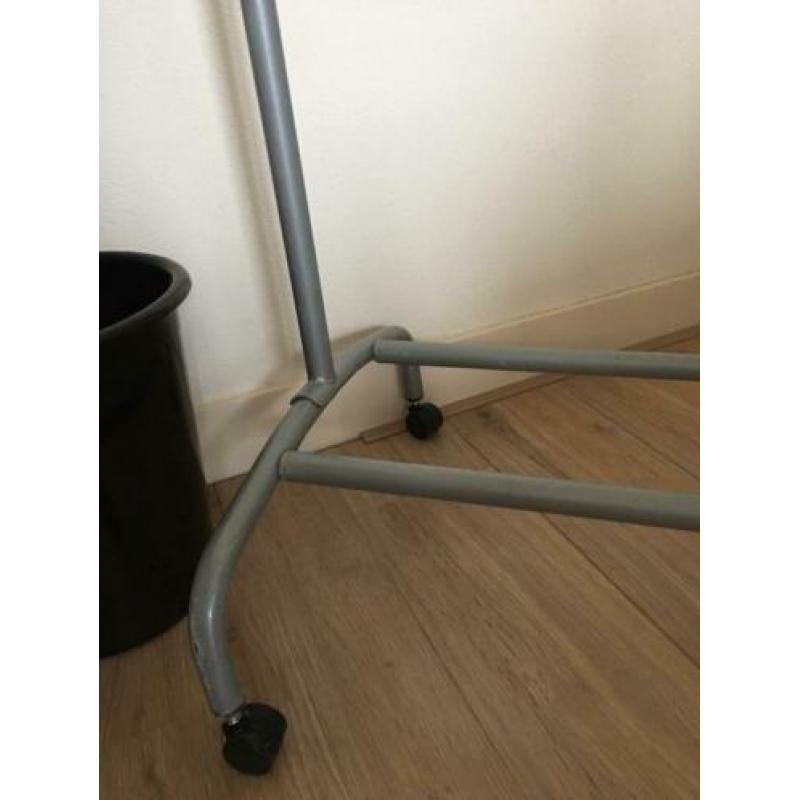 Metalen kledingrek op wieltjes