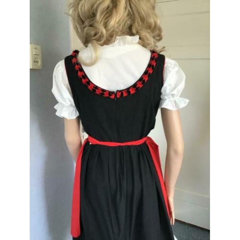 Dirndl zwart met rood, inclusief schort en bloes