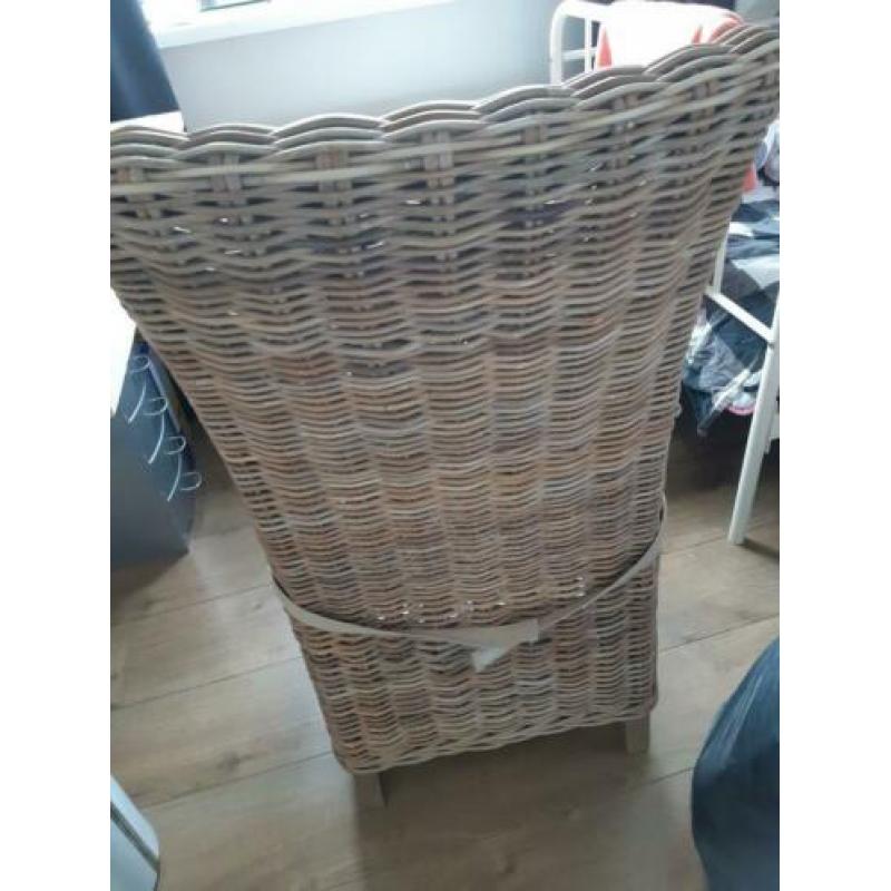 8 robuuste stoelen.
