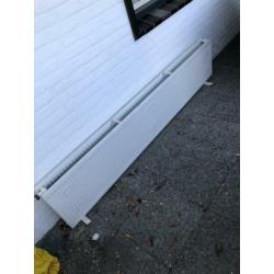 Mooie verwarming met dubbele convector en klemmen. 200x40cm