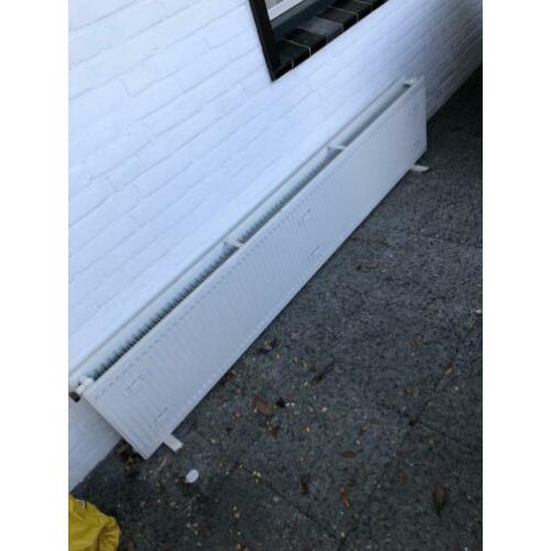 Mooie verwarming met dubbele convector en klemmen. 200x40cm
