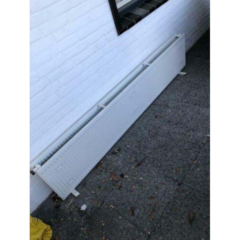 Mooie verwarming met dubbele convector en klemmen. 200x40cm
