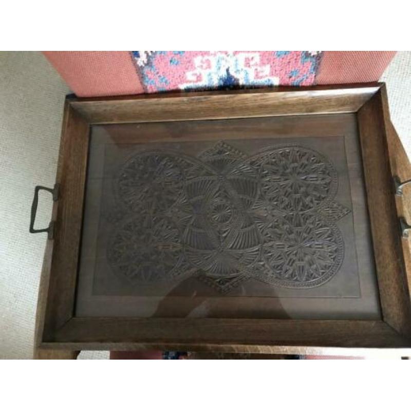 Mooie oude dienblad met glaze plaat met uitgesneden houdwerk