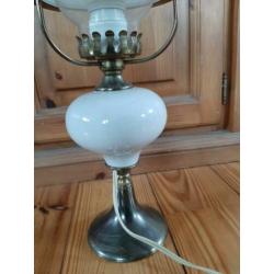 Witte oude olielamp, nu elektrisch