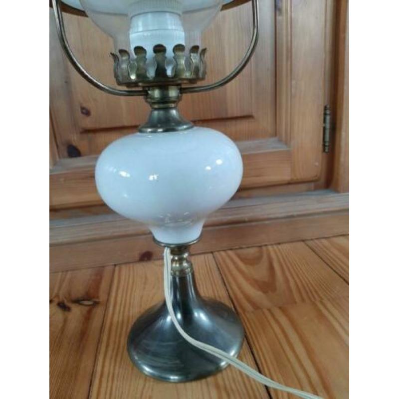 Witte oude olielamp, nu elektrisch