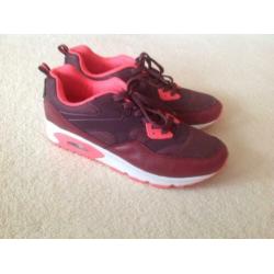 Super gave sportschoenen van het merk GLD