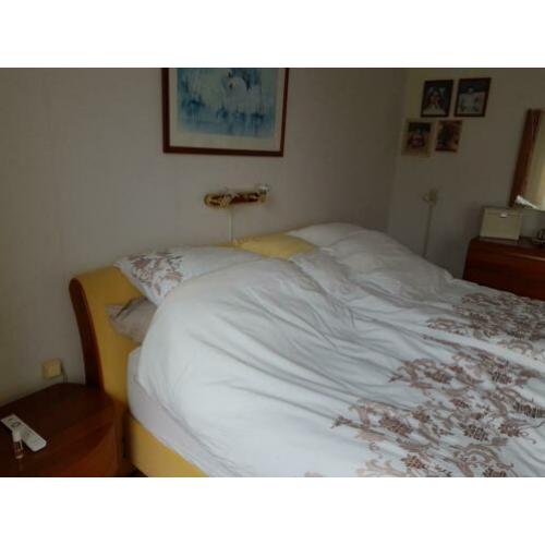 boxspring in goede conditie, inclusief nachtkasjes, commode.