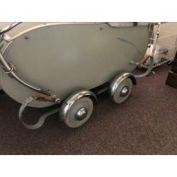 Antieke vintage kinderwagen