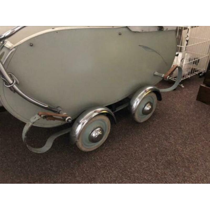 Antieke vintage kinderwagen