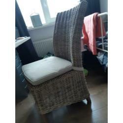 8 robuuste stoelen.
