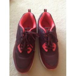 Super gave sportschoenen van het merk GLD