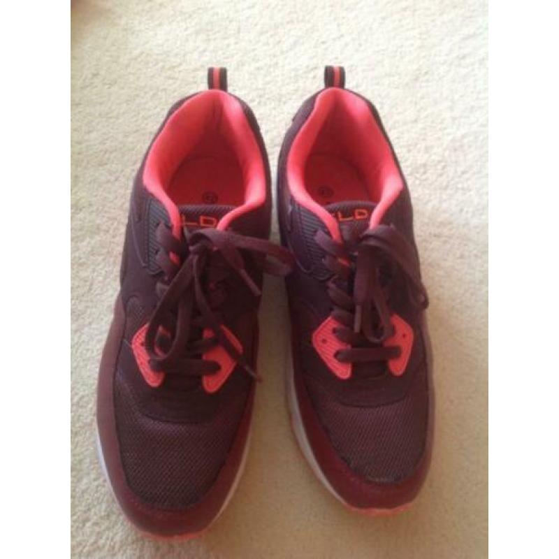 Super gave sportschoenen van het merk GLD