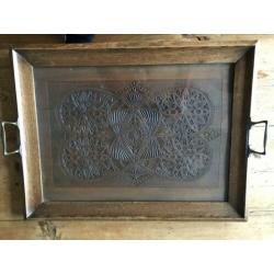 Mooie oude dienblad met glaze plaat met uitgesneden houdwerk