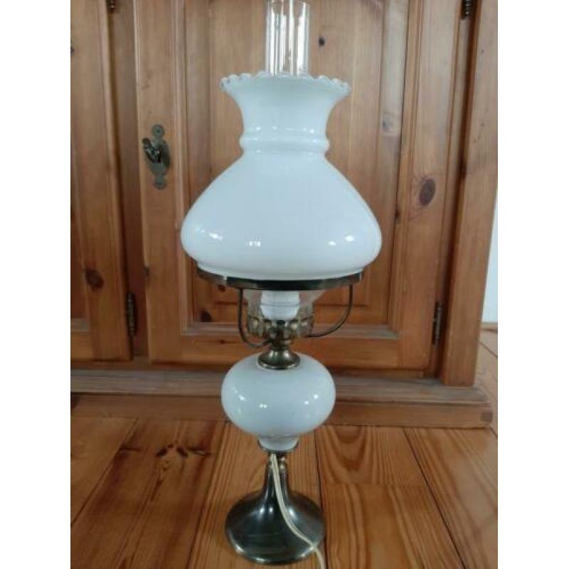 Witte oude olielamp, nu elektrisch