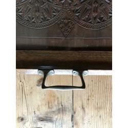 Mooie oude dienblad met glaze plaat met uitgesneden houdwerk