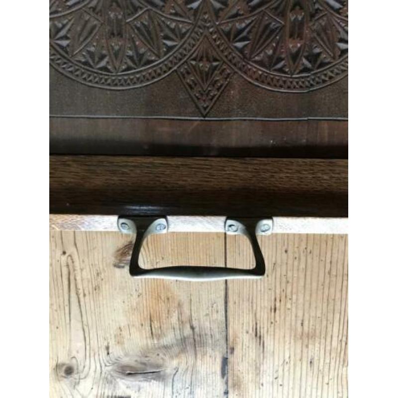 Mooie oude dienblad met glaze plaat met uitgesneden houdwerk