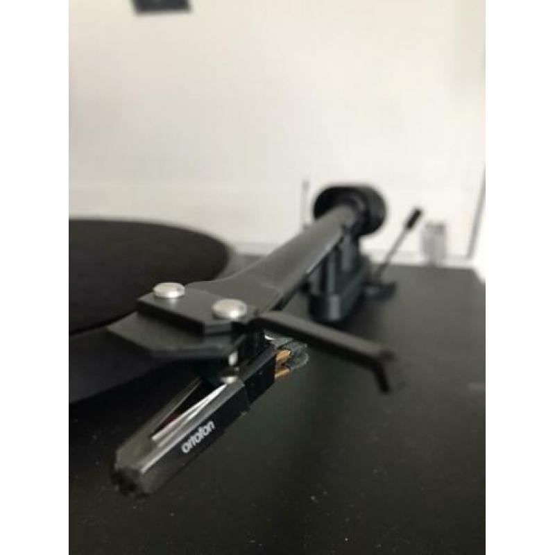 Project Debut 3 platenspeler en pre amp