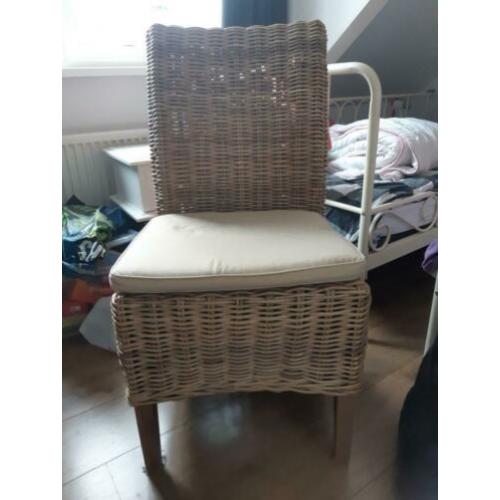 8 robuuste stoelen.