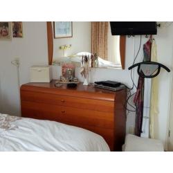 boxspring in goede conditie, inclusief nachtkasjes, commode.