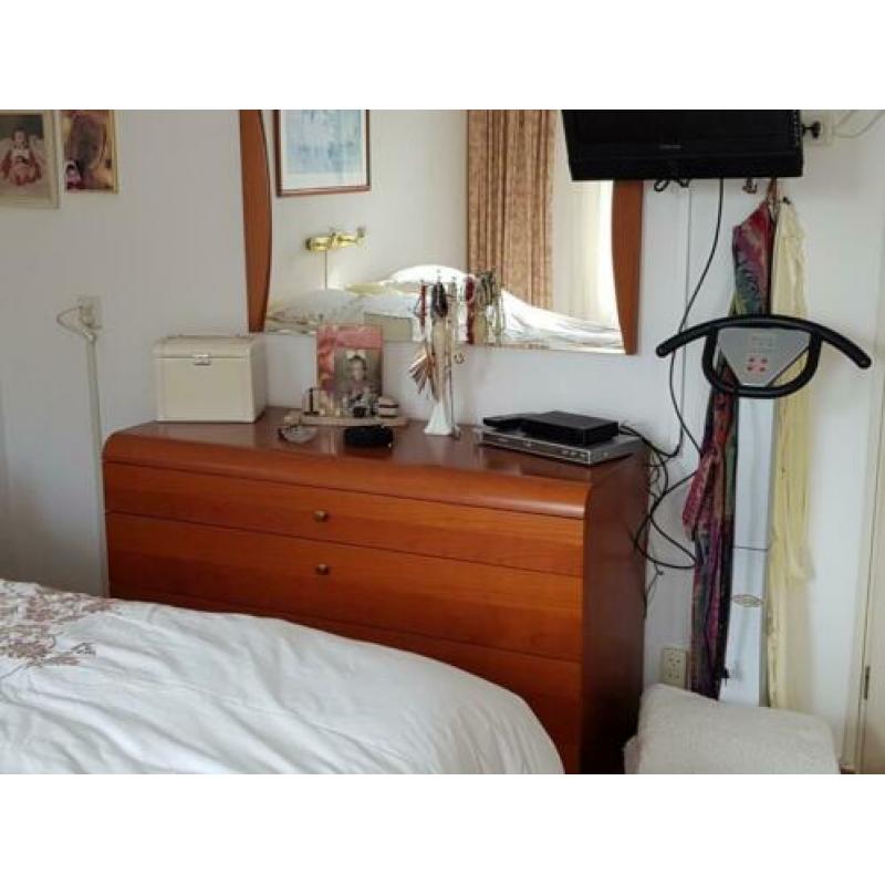 boxspring in goede conditie, inclusief nachtkasjes, commode.