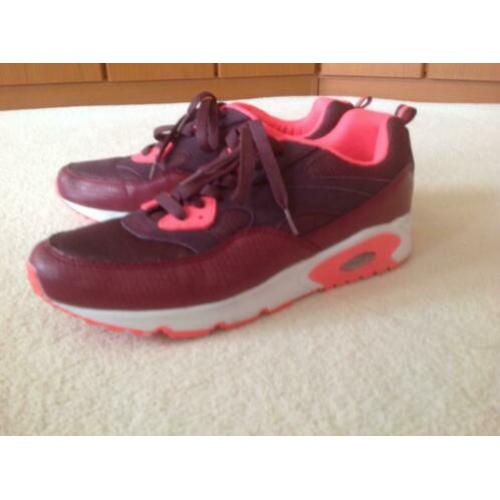 Super gave sportschoenen van het merk GLD