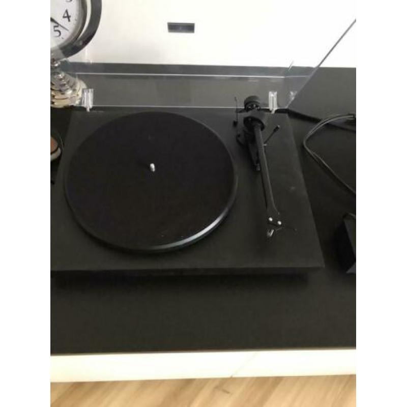 Project Debut 3 platenspeler en pre amp