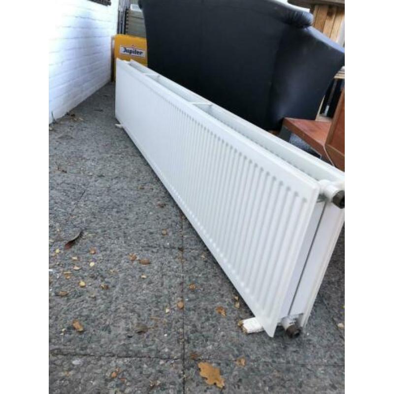 Mooie verwarming met dubbele convector en klemmen. 200x40cm