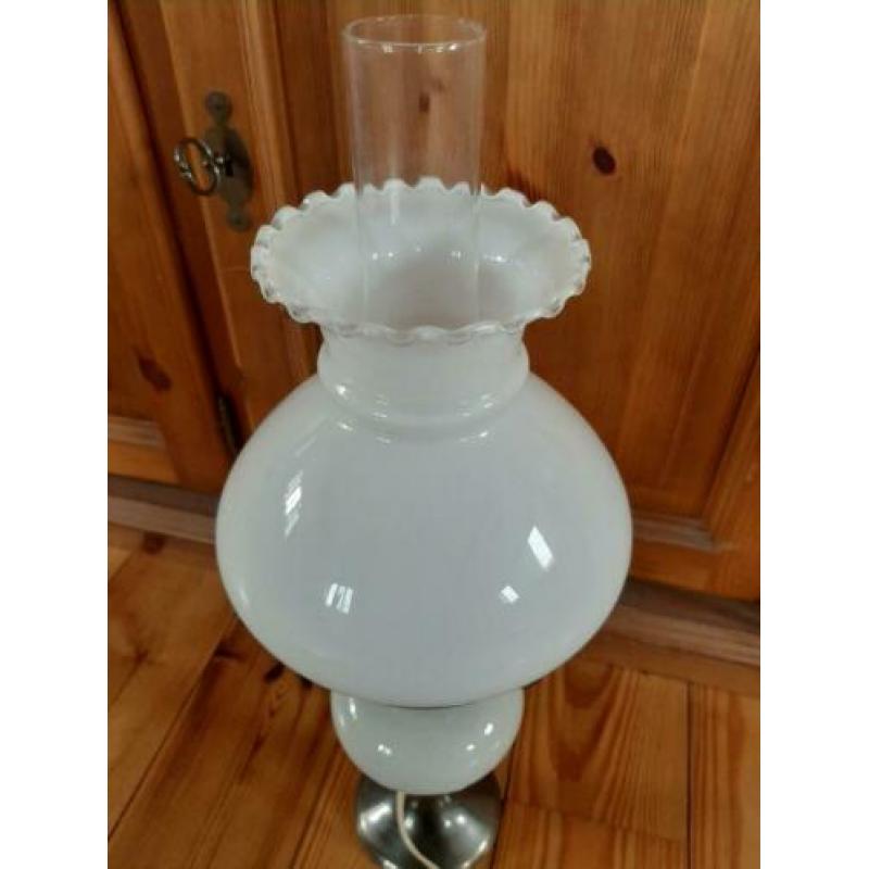 Witte oude olielamp, nu elektrisch