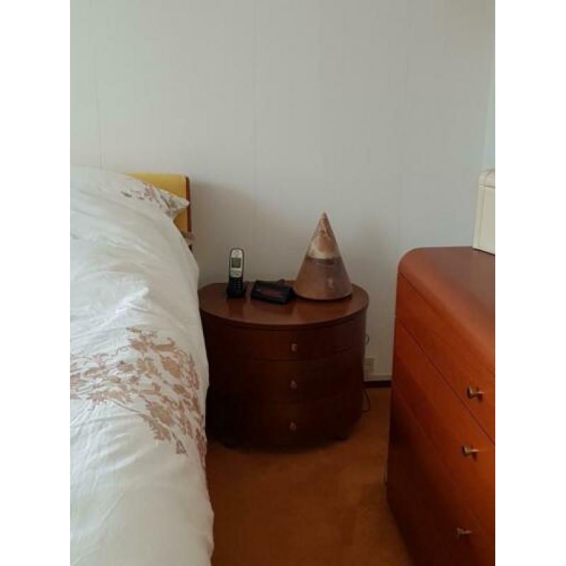 boxspring in goede conditie, inclusief nachtkasjes, commode.