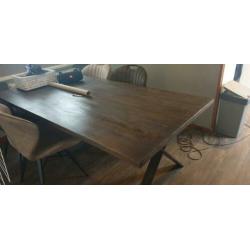 Tafel met stoelen
