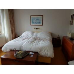 boxspring in goede conditie, inclusief nachtkasjes, commode.