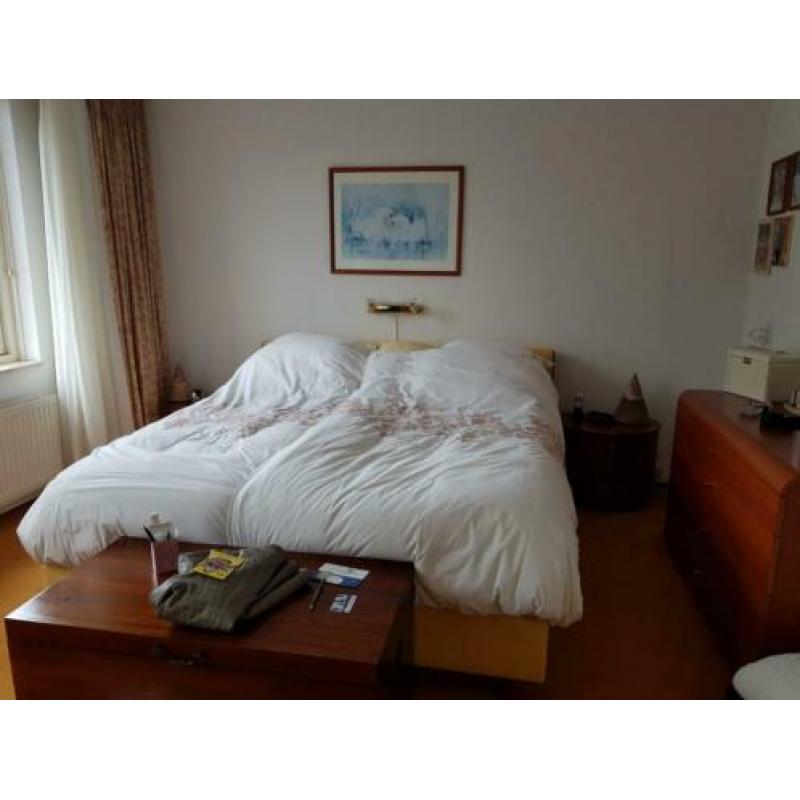 boxspring in goede conditie, inclusief nachtkasjes, commode.